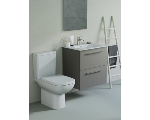 Badezimmer mit wandhängendem Waschtischunterschrank, Aufsatzwaschbecken und Stand-WC