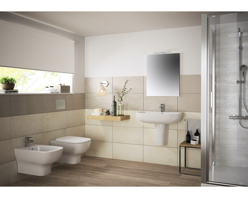 Badezimmer mit Toilette, Bidet, Waschbecken, Spiegel und Dusche