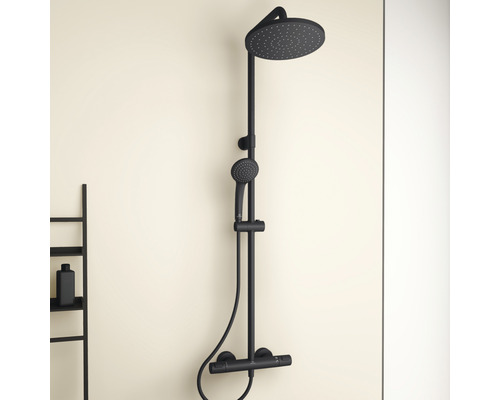 Schwarze Duschsäule mit Kopf- und Handbrause für das Badezimmer.