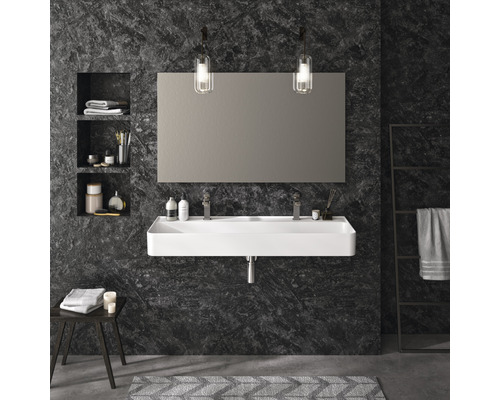 Modernes Badezimmer mit Doppelwaschbecken, Spiegel und Handtuchhalter