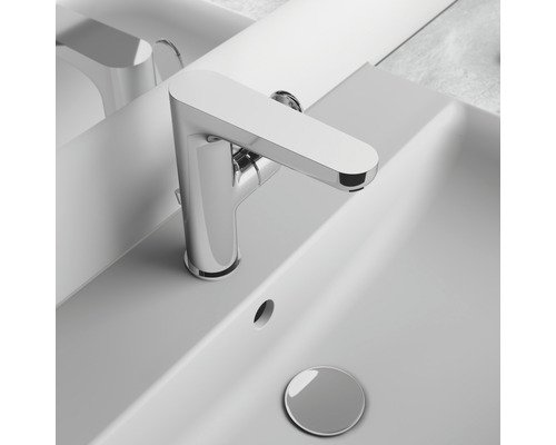 Waschbecken mit Chromarmatur