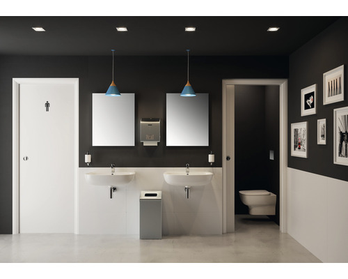 Öffentliche Toilette mit Waschbecken, Spiegeln, Papiertuchspender, Abfalleimer, Tür mit Männersymbol und Dekoration