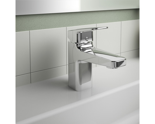 Waschtischarmatur aus Metall im Badezimmer