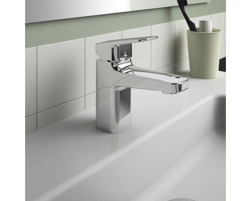 Waschtischarmatur aus Metall im Badezimmer