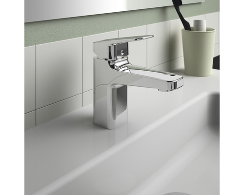 Waschtischarmatur aus Metall auf einem Waschbecken