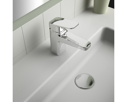 Waschtischarmatur aus Metall auf einem Waschbecken