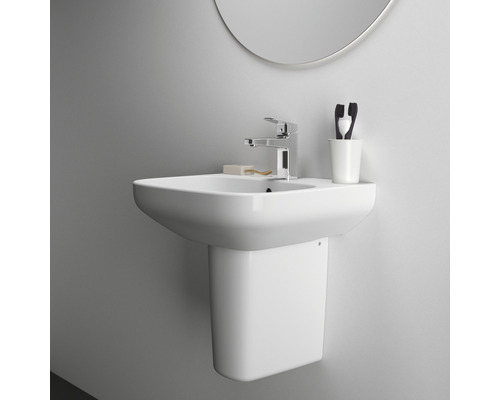 Keramikwaschtisch mit Armatur und Halbsäule im Badezimmer.