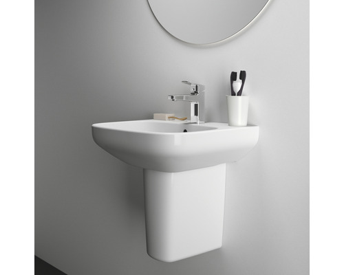 Waschtisch mit Armatur und Ablage im Badezimmer