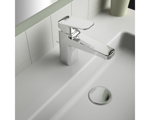 Auf einem Waschbecken montierte Armatur