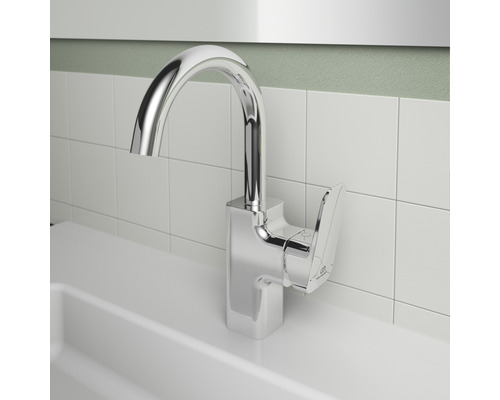 Chromfarbener Waschtischmischer auf einem Waschbecken