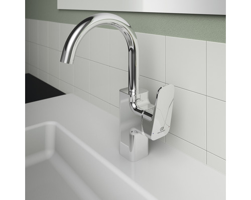 Glänzender Waschtischmischer aus Metall auf einem Waschbecken