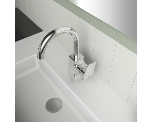 Aufnahme eines Waschbeckens mit verchromtem Wasserhahn