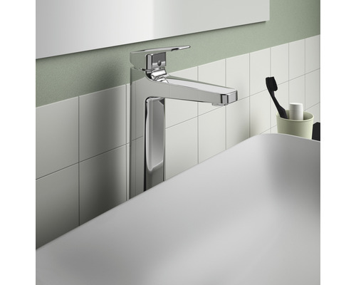 Chromfarbener Waschtischmischer auf einem Waschbecken im Badezimmer.