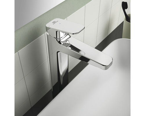 Glänzender Wasserhahn im Badezimmer neben einem Waschbecken