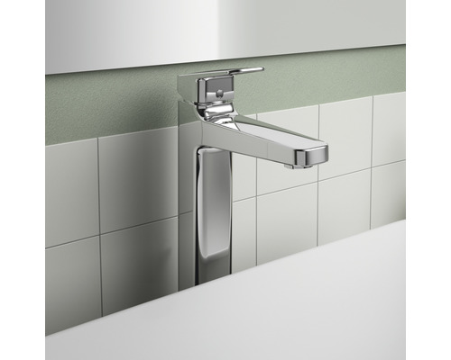 Moderner Waschtischmischer aus Metall im Badezimmer