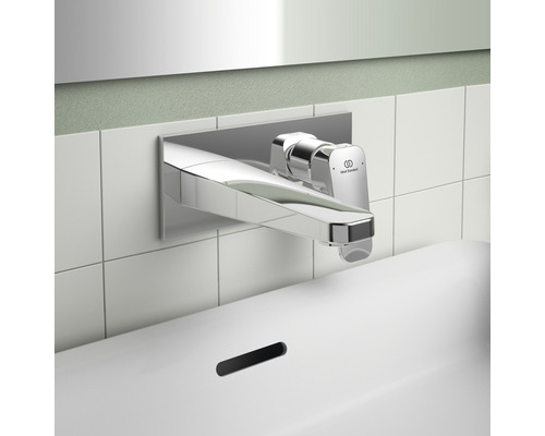 Wandmontierter Waschtischarmatur mit Ideal Standard Logo.