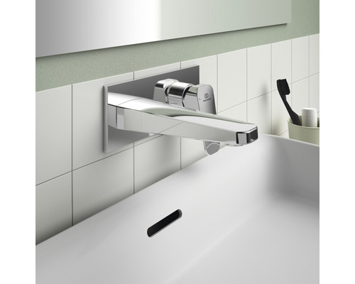 Wandmontierte Waschtischarmatur im Badezimmer mit Standard Ideal Logo.