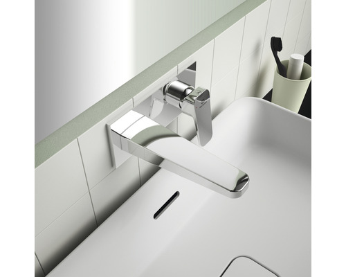 Aufputz Waschtischarmatur in einem Badezimmer mit weißem Waschbecken