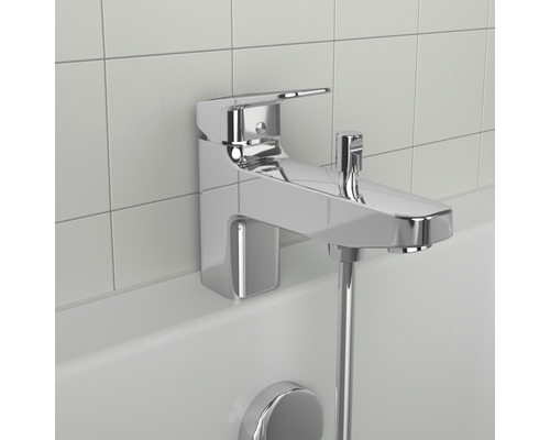 Verchromter Badewannenmischer mit Handbrauseanschluss