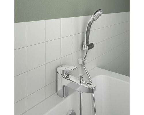 Badarmatur mit Handbrause und Brauseschlauch am Fliesenrand montiert