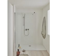 Badezimmer mit ebenerdiger Dusche, Duscharmatur und Handtuch