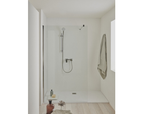 Badezimmer mit ebenerdiger Dusche, Duscharmatur und Handtuch