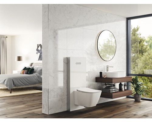 Modernes Badezimmer mit Wand-WC, Waschbecken, Spiegel und Holzboden.