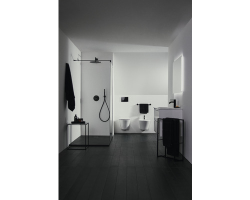 Badezimmer mit Dusche, Toilette, Bidet und Waschtisch