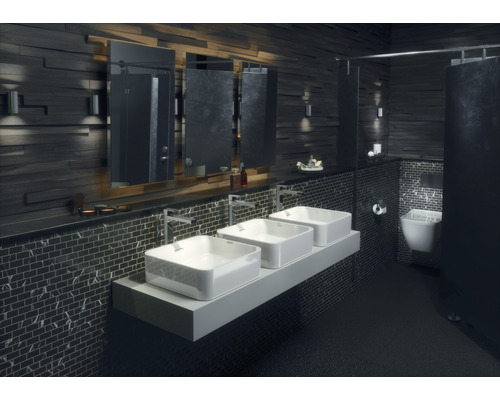 Modernes Badezimmer mit drei Waschbecken, Spiegeln und dunklen Fliesen