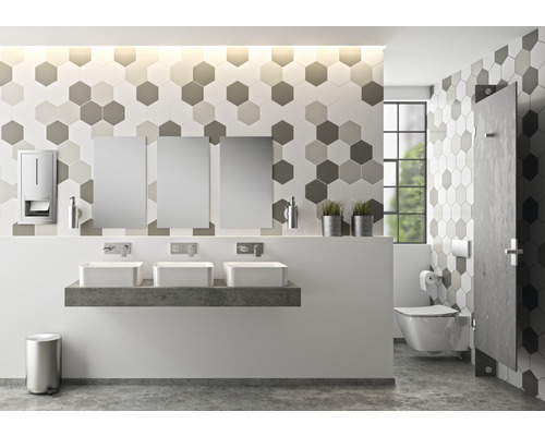 Öffentlicher Waschraum mit Waschbecken, Spiegeln und sechseckigen Fliesen.