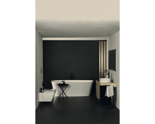 Badezimmer mit freistehender Badewanne, Waschtisch und Bidet