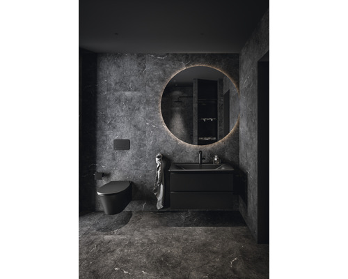 Modernes Badezimmer mit Toilette, Waschtischunterschrank und rundem Spiegel