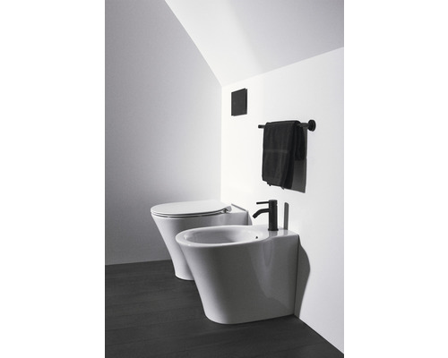 Modernes Badezimmer mit Toilette, Bidet und Handtuchhalter
