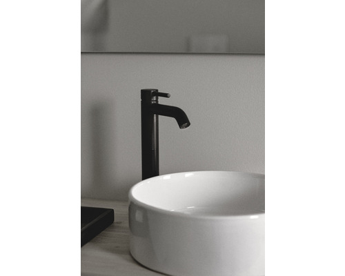 Aufsatzwaschbecken mit Armatur im Badezimmer