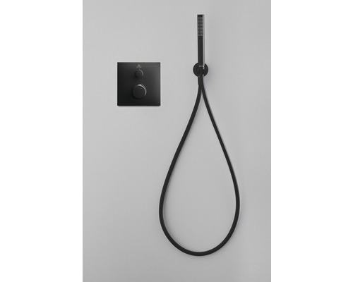 Duscharmatur mit Handbrause und quadratischer Steuerungsarmatur an der Wand