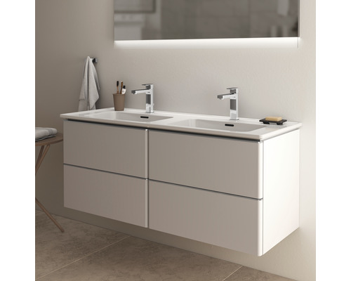 Badezimmer mit Waschtischunterschrank, Doppelwaschbecken und Spiegel