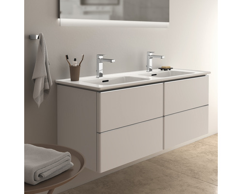 Modernes Badezimmer mit Doppelwaschtischunterschrank und zwei Waschbecken