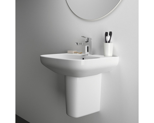 Waschtisch mit Waschbecken und Armatur im Badezimmer