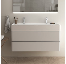 Modernes Badezimmer mit Waschtischunterschrank, Doppelwaschbecken und Spiegel