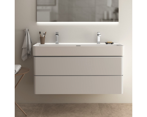 Modernes Badezimmer mit Waschtischunterschrank, Doppelwaschbecken und Spiegel