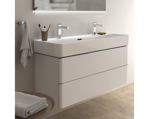 Waschtisch mit zwei Schubladen, Aufsatzwaschbecken und zwei Armaturen im Badezimmer