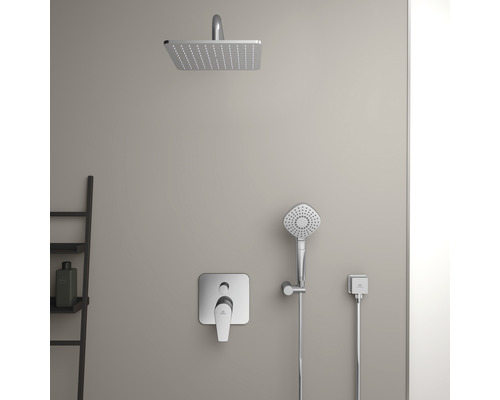 Brausegarnitur mit Kopfbrause, Handbrause und Armatur für die Dusche