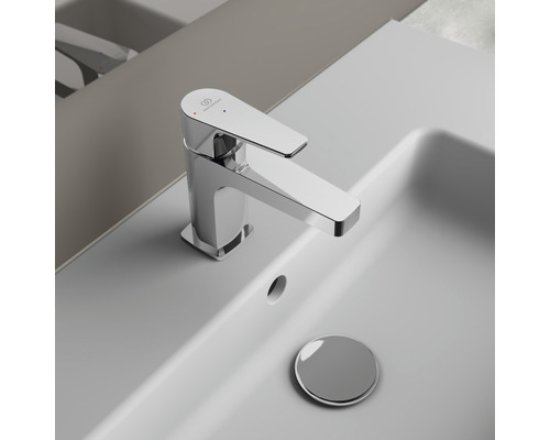 Glänzender Waschtisch mit Armatur und Ablaufgarnitur