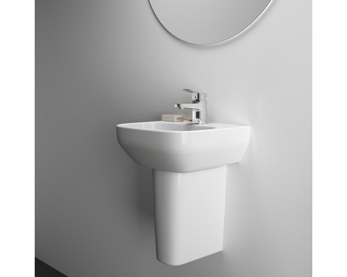 Waschtisch mit Armatur und Spiegel im Badezimmer