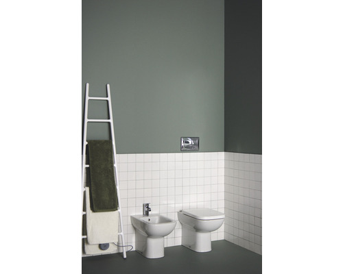 Badezimmer mit Bidet, Toilette, weißem Handtuchhalter und weißen Fliesen