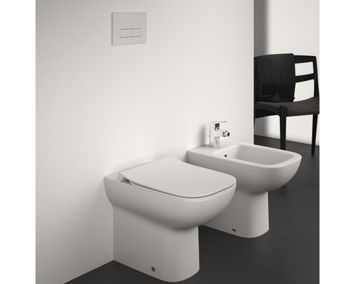 Modernes Badezimmer mit Toilette, Bidet und Betätigungsplatte