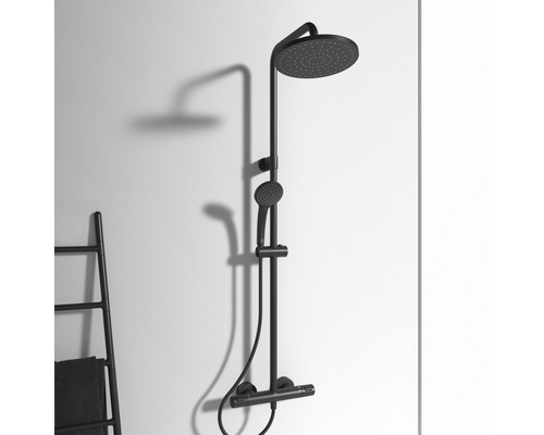 Schwarze Duscharmatur mit Kopfbrause und Handbrause