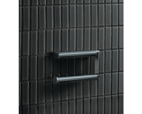 Handtuchhalter aus Metall an einer Wand mit Mosaikfliesen