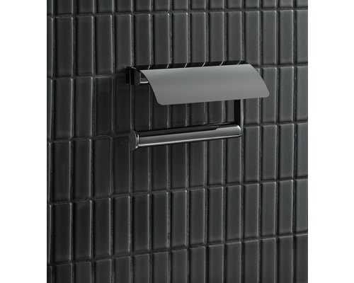 Toilettenpapierhalter mit Deckel an einer gefliesten Wand