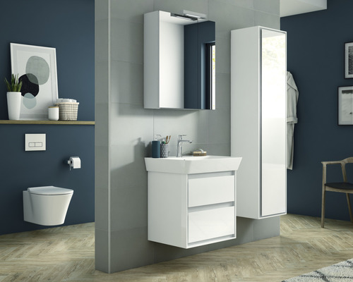 Modernes Badezimmer mit Waschtisch, Spiegelschrank und Hängeschrank in weißem Design